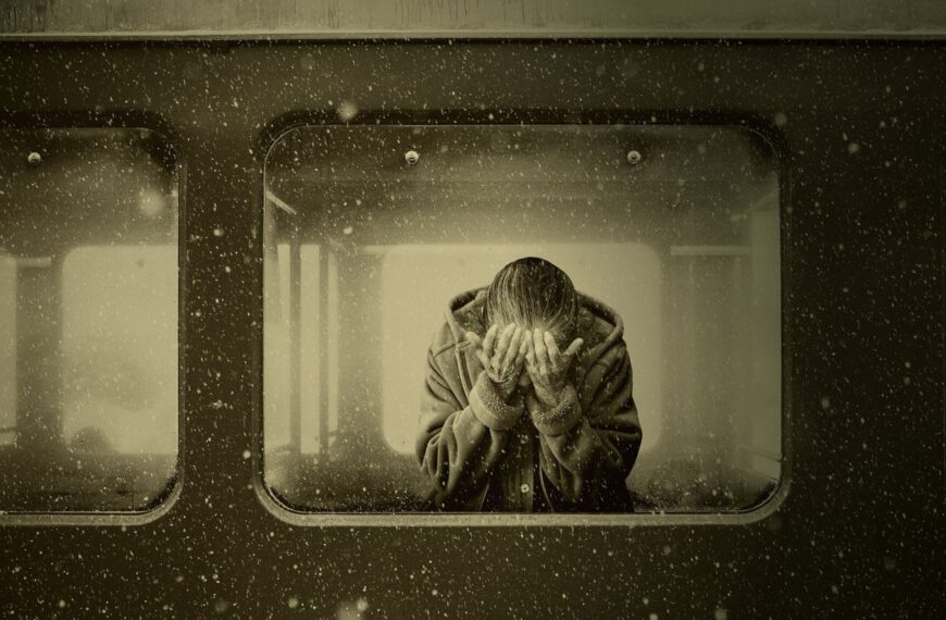 Nos duele el mundo porque todavía tenemos un cuerpo que no ha sido fagocitado por completo, porque todavía tenemos unos sueños que no han sido devorados, porque todavía tenemos, en fin, una vida por la que podemos y queremos pelear